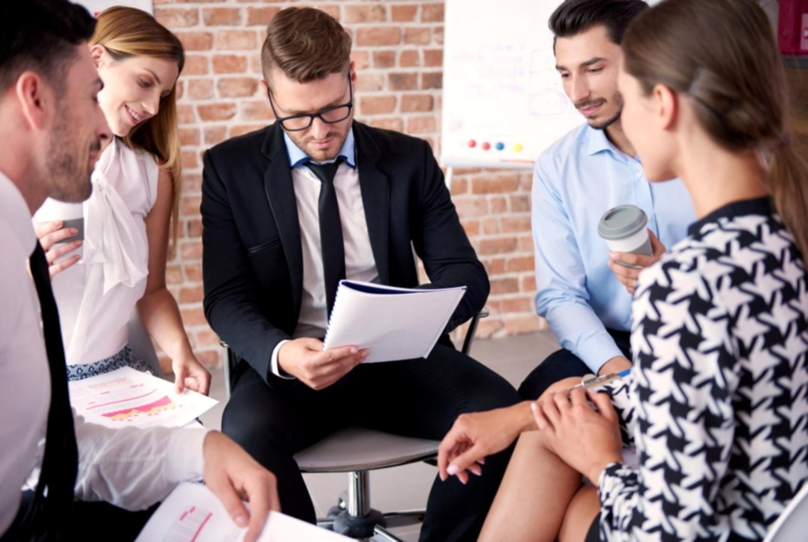 Étudiants travaillant sur des analyses budgétaires avec des outils numériques modernes