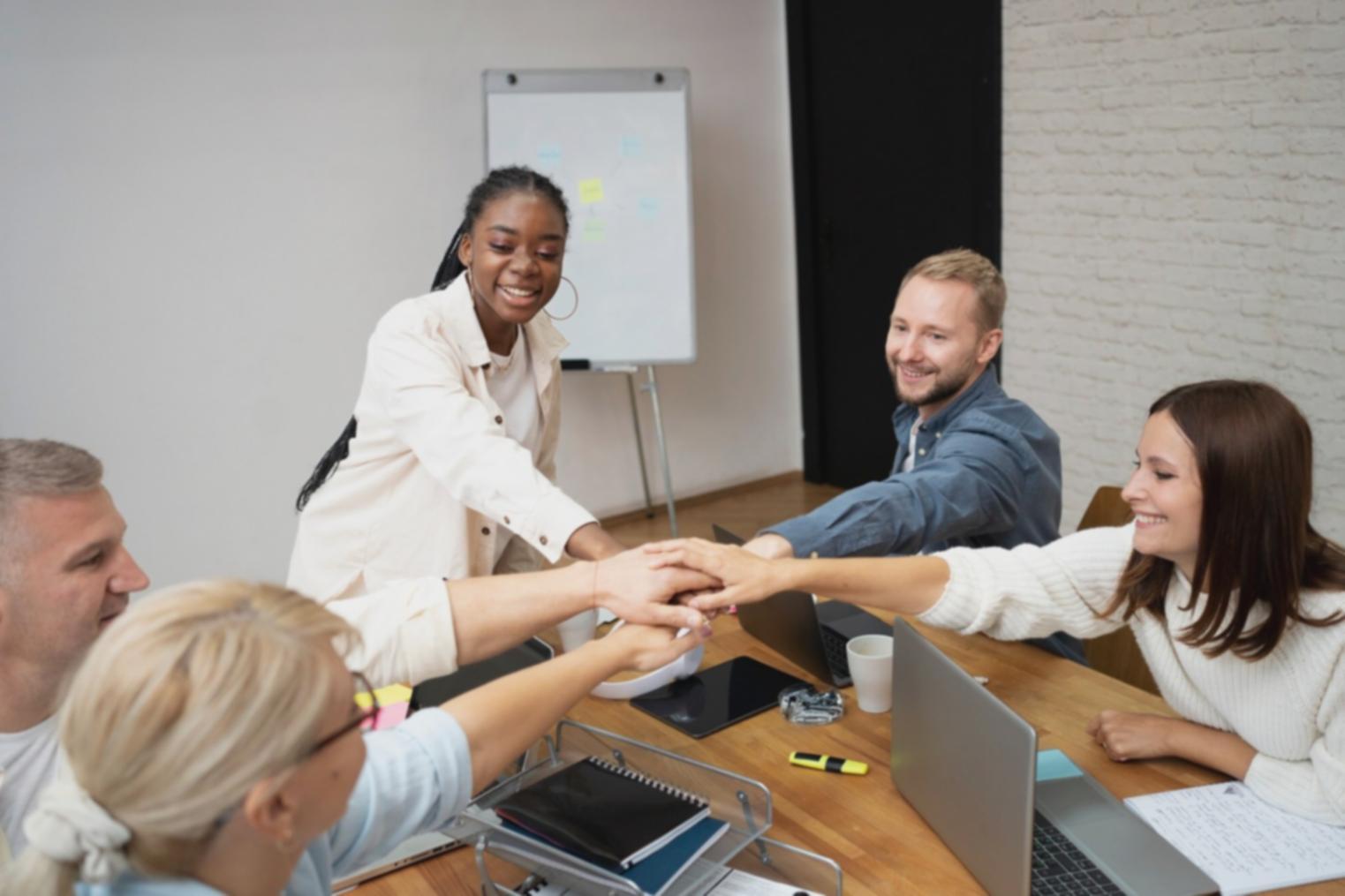 Équipe travaillant sur analyse budgétaire collaborative