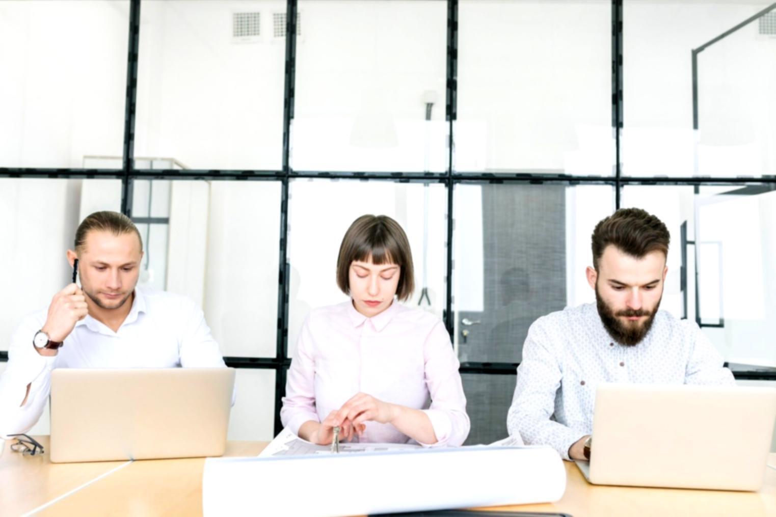 Séance de formation pratique avec des étudiants analysant des données financières