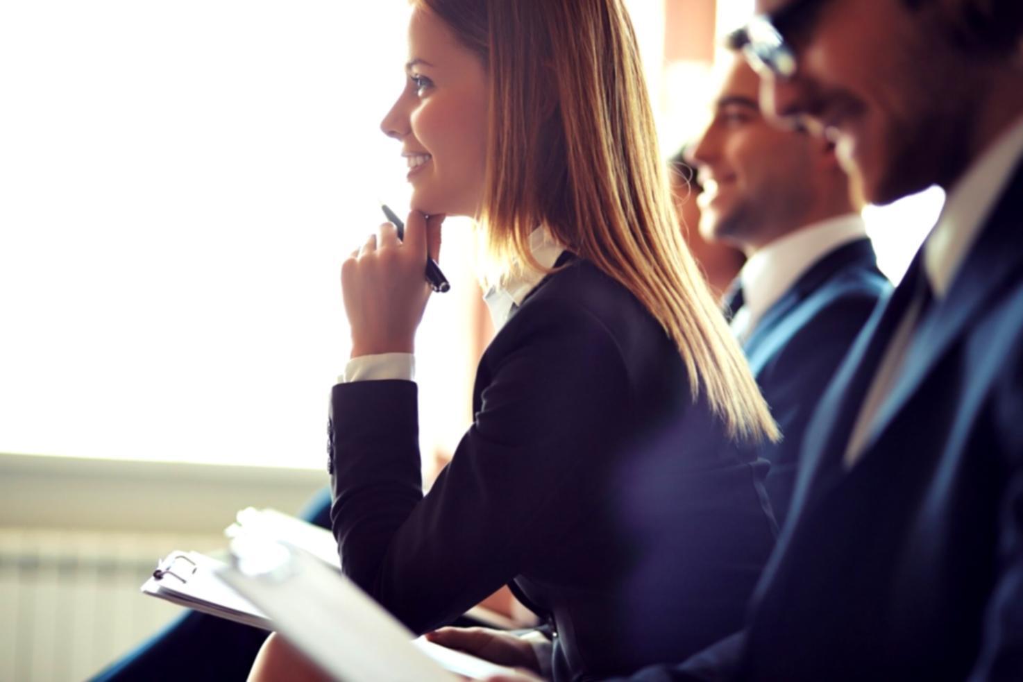 Professionnel analysant des données financières sur écran